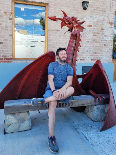 Escultura del Dragón de Gaiman en la calle principal