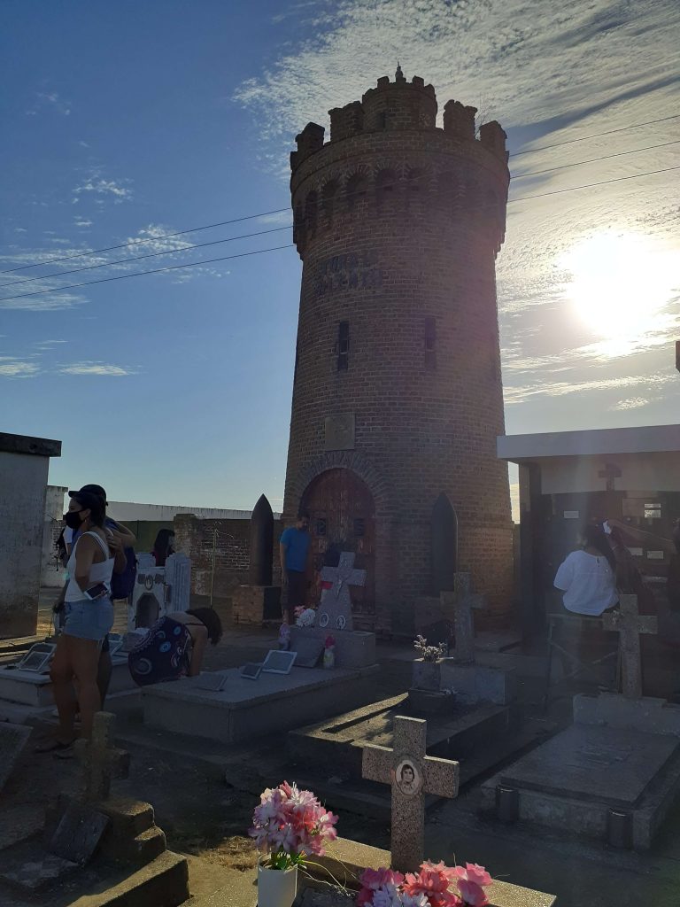 Torre del silencio en el cementerio de Carmen de Areco