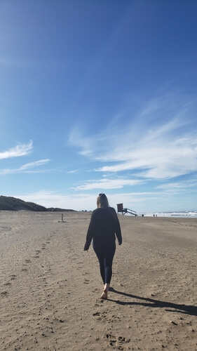 Mujer caminando por las playas de Valeria del Mar en invierno