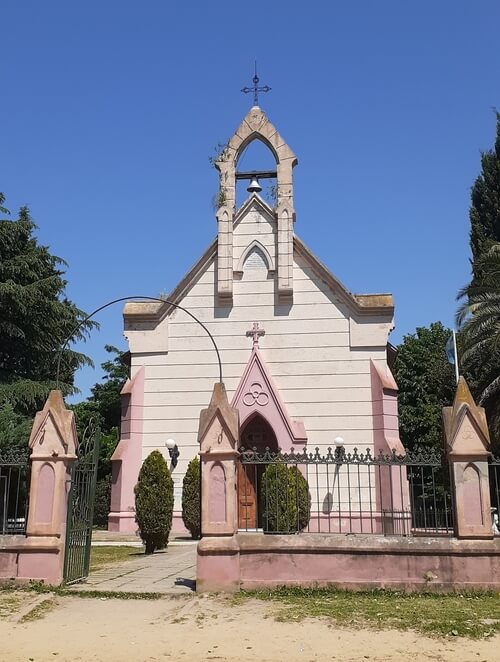 Iglesia rosa enfrente de la plaza principal de Uribelarrea