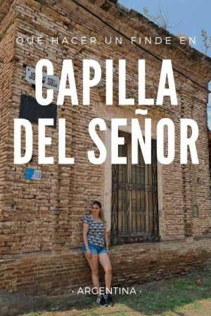 Mujer posando en casa antigua de Capilla del Señor