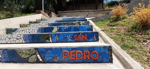 La escalera de las flores realizada con mosaicos en san pedro