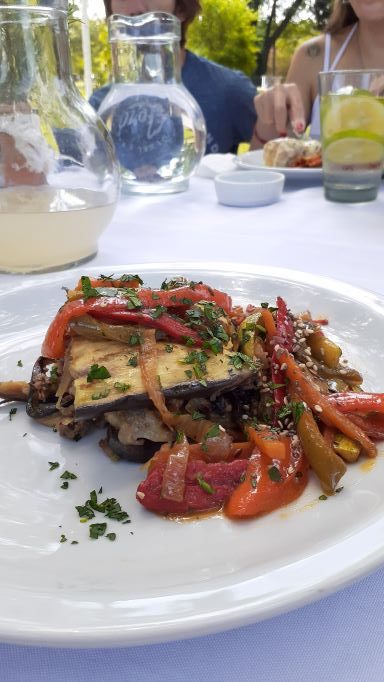 lasagna de berenjena en un restaurante de campo