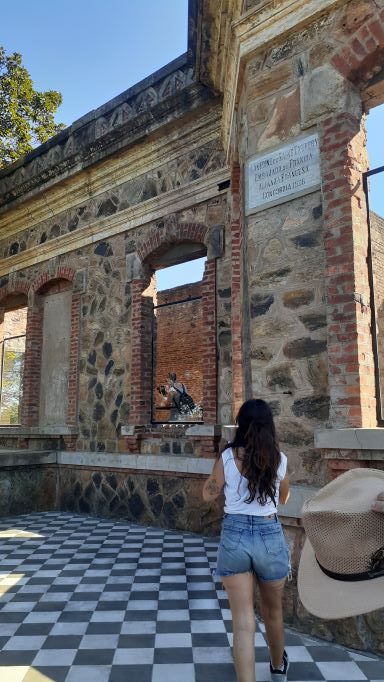 Mujer caminando en el Castillo de San Carlos en Concordia