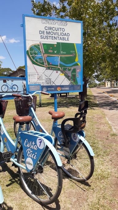 bicicletas apoyadas en costa bici, en Concordia