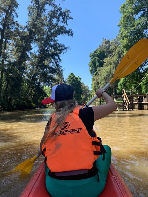 mujer remando kayak principiante en el delta del tigre