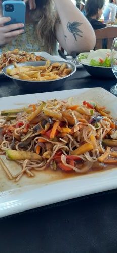 Fideos con verduras en restaurante de Tigre