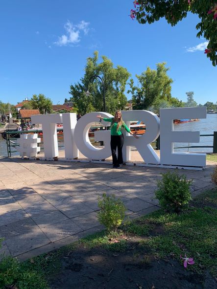 mujer posando en el cartel blanco de Tigre