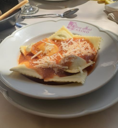 plato de ravioles con tuco y queso en el casco histórico de concordia