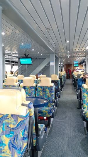 interior del catamaran de navegacion por el beagle