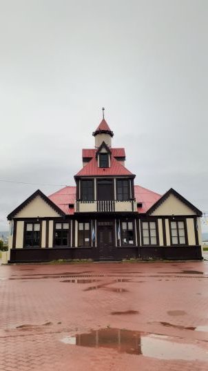 fachada casa beban en ushuaia dia de lluvia