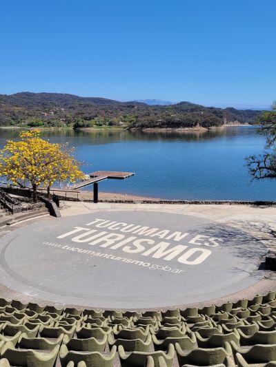 Vistas del Dique El Cadillal, uno de los principales atractivos que visitar en los alrededores de San Miguel de Tucumán