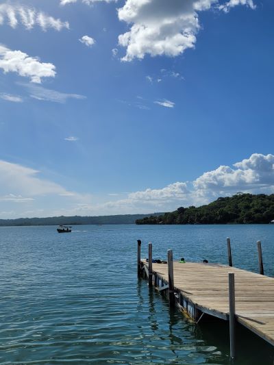 muelle en el lago peten itza